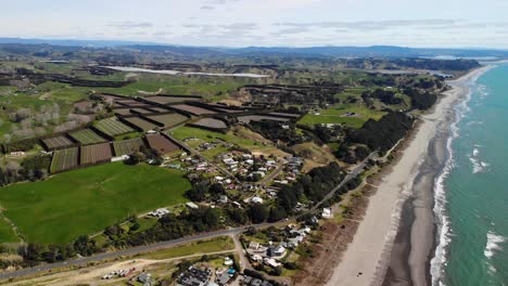 Luftaufnahme-über-Dem-Strand-Von-Waiotahe-In-Neuseeland,-Einem-Beliebten-Reiseziel-Am-Ostkap