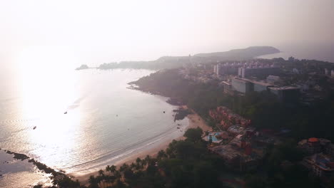 Por-Encima-De-La-India-Tropic-Vacaciones-Resorts-De-Playa-Goa-En-La-Bahía-Del-Mar-Arábigo-Océano-índico-Puesta-De-Sol-Movimiento-Aéreo-A-La-Derecha