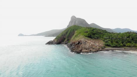 Vista-Tranquila-Del-Agua-Cristalina-De-La-Playa-Cerca-De-La-Colina-Rocosa-En-La-Isla-Con-Dao-En-Vietnam