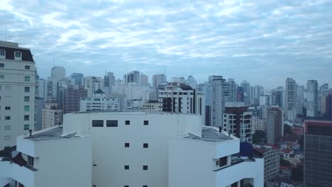 Frühmorgendlicher-Flug-über-Bürogebäude-In-Der-Innenstadt-Von-Sao-Paulo,-4K-Luftaufnahme,-Brasilien