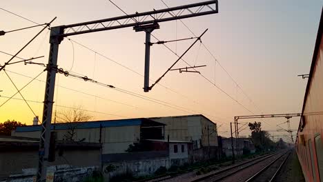Personenzug,-Der-Am-Frühen-Morgen-Auf-Gleisen-Fährt.-Das-Video-Wurde-Am-4.-August-2022-Am-Bahnhof-Neu-Delhi-Aufgenommen