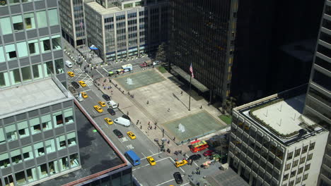 Seagram-Building,-Verkehr,-Yellow-Cabs,-Park-Avenue,-Wolkenkratzer,-Midtown,-Manhattan,-New-York,-USA,-Amerika