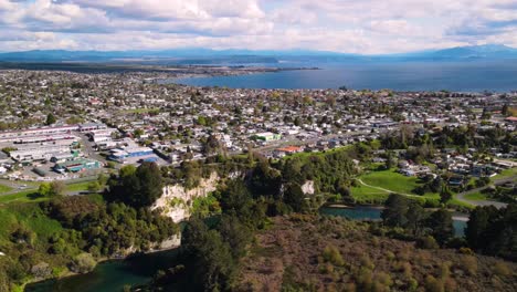 Taupo,-Hermosa-Ciudad-De-Nueva-Zelanda-En-Un-Gran-Lago-Durante-El-Día-Soleado