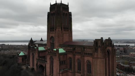 Drohnenschuss,-Der-An-Einem-Feuchten-Arpil-Morgen-In-Richtung-Liverpooler-Kathedrale-Fliegt