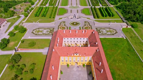 Erstaunliche-Luftaufnahme-Des-Hauptgebäudes-Von-Schloss-Hof-Und-Des-Grünen-Gartens-In-Marchfeld,-Österreich