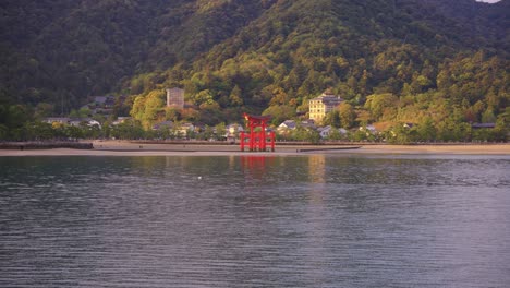 Temprano-En-La-Mañana-En-El-Santuario-De-Itsukushima,-Cálido-Amanecer-Sobre-La-Isla-De-Miyajima