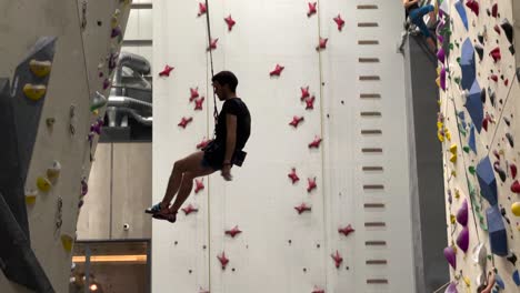 Security-System-Secures-Man-Who-Fell-from-the-Top-of-a-Wall-at-Climbing-Wall-in-Las-Rozas