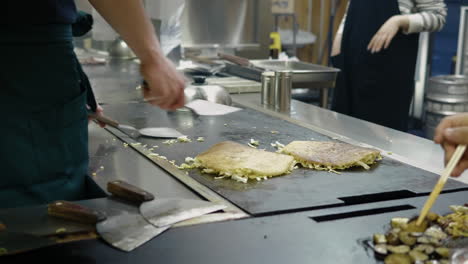 Japanisches-Teppanyaki-Pfannkuchenessen-Okonomiyaki