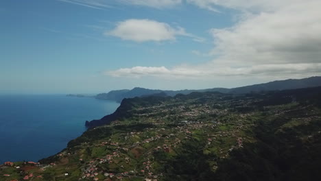 Entdecken-Sie-Ein-Charmantes-Madeirisches-Dorf-Mit-Drohnenaufnahmen,-Die-Traditionelle-Architektur,-Natürliche-Schönheit-Und-Kulturelles-Erbe-Zeigen