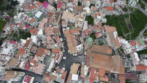 Die-Nach-Oben-Geneigte-Luftaufnahme-Zeigt-Die-Geschäftige-Stadt,-Die-Sich-Ins-Grüne-Tal-In-Amalfi,-Italien,-Erstreckt