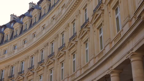 Haussmann-Französische-Architekturfassade-In-Paris,-Frankreich