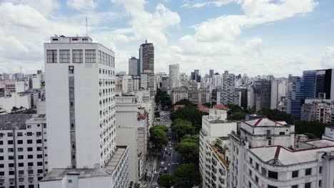 Aerial-view-following-traffic-on-the-Ipiranga-avenue-in-downtown-Sao-Paulo,-Brazil