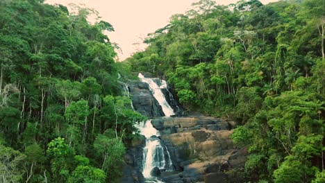 Unglaubliche-Luftaufnahme-Eines-Wasserfalls-Im-Brasilianischen-Regenwald