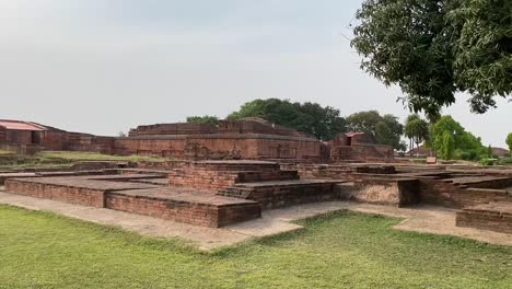 Ruinas-De-La-Antigua-Arquitectura-India-Histórica-De-La-Universidad-De-Nalanda