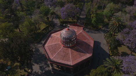 Luftrundblick-Schöne-Architektur-Kuppel-Gebäude-Mit-Rotem-Dach-Im-Park-Mit-Fußgängern-An-Sonnigen-Tagen-Im-Freien-Entspannungsspaziergang-In-Der-Hauptstadt-Mexiko-Stadt