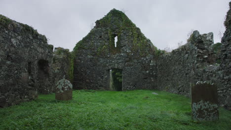 Ruina-De-Una-Antigua-Iglesia-De-Piedra-Con-Tumbas-Irlanda