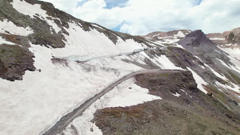 Drohne-Fliegt-Den-Bergpfad-In-Der-Nähe-Von-Telluride-Colorado-Hinauf-Zum-Gipfel