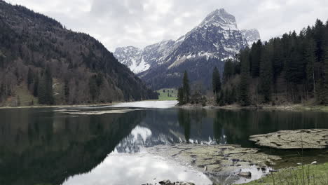 Wunderschöne-Majestätische-Schweizer-Alpenlandschaft,-Die-Sich-Im-Obersee-Spiegelt