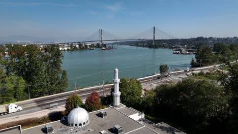 Atemberaubender-Blick-Auf-Den-Alex-Fraser-River-Und-Die-Brücke-Mit-Moschee-Am-Wasser-In-Delta,-Vancouver,-BC,-Kanada