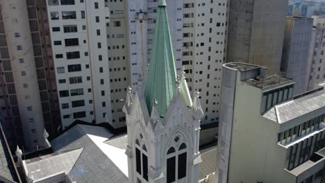 Aerial-view-in-front-of-the-Presbyterian-Church-in-sunny-Sao-Paulo,-Brazil---Ascending,-tilt,-drone-shot