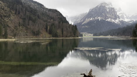 Statische-Ansicht-Des-Transparenten-Alpensees-Im-Regen