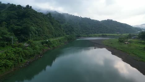 Reflejos-De-Un-Bosque-Exuberante-En-Un-Lago-Tranquilo-Durante-El-Amanecer-En-Catanduanes,-Filipinas