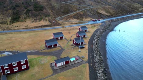 Mjóeyri-Cottages-Casas-De-Vacaciones-Junto-Al-Mar-En-Islandia,-Antena-Descendente
