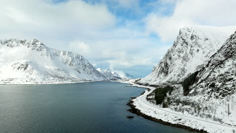 Küstenstraße-Entlang-Der-Schneebedeckten-Berge-Tagsüber-Auf-Der-Insel-Lofoten,-Norwegen