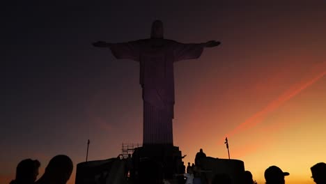 Silhouette-Eines-Touristen,-Der-Die-Christus-Erlöser-Statue-Während-Eines-Atemberaubenden-Sonnenuntergangs-Im-Hintergrund-Besucht