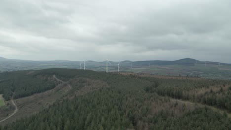Erfrischende-Malerische-Aussicht-Auf-Windkraftanlagen-In-Der-Ferne-In-Einem-Windpark-In-Wexford,-Irland