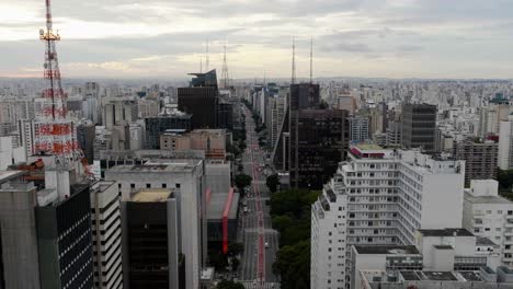 Vista-Aérea-Siguiendo-La-Avenida-Paulista,-Tarde-Nublada-En-Sao-Paulo,-Brasil