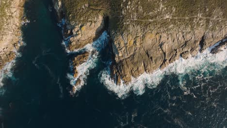 Ocean-Waves-Crashing-Against-The-Rocky-Coastline-Of-Cabo-de-San-Adrian,-Peninsula-In-Malpica,-Spain