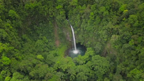 Fortuna-waterfall-in-lush-green-tropical-forest-of-Costa-Rica,-aerial