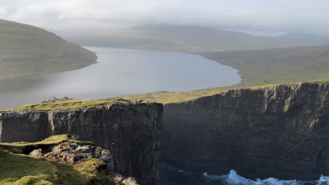 Fantastic-panoramic-shot-over-Vestmanna-cliffs-and-Sørvágsvatn-lake:-the-beauty-of-the-landscape,-in-the-Faroe-Islands