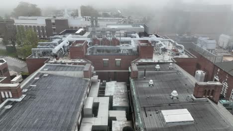 Nebel-Umgibt-Eine-Fabrik