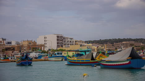 Una-Toma-De-Lapso-De-Tiempo-De-Pequeñas-Embarcaciones-En-Una-Comunidad-Pesquera-Tradicional-En-La-Región-Suroriental-De-Malta,-Marsaxlokk