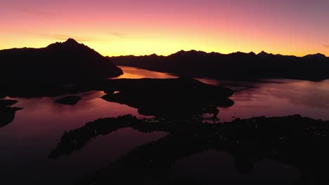 Filmische-Luftaufnahme-Des-Sonnenuntergangs-Der-Silhouettenlandschaft-Während-Der-Goldenen-Stunde-über-Dem-See-Nahuel-Huapi-In-San-Carlos-De-Bariloche,-Argentinien