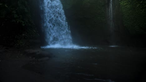 Langsame-Bewegung,-Nach-Oben-Geneigte-Aufnahme-Eines-Wasserfalls-In-Ubud-Auf-Bali-In-Indonesien-Mitten-Im-Dschungel