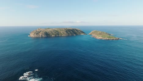 Islas-Sisargas-Rodeadas-De-Mar-Azul-En-Calma-En-A-Coruña,-Galicia,-España
