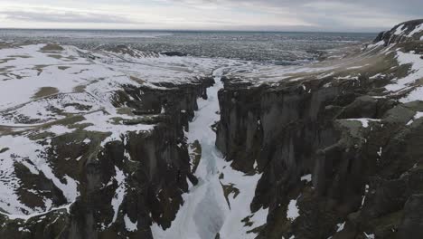Tiro-De-Drone-Del-Cañón-Fjadrargljufur,-Hito-Natural-De-Islandia-En-El-Frío-Día-De-Invierno