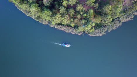 Vista-Aérea-De-Dos-Barcos-Navegando-En-Aguas-Tranquilas-Del-Lago-Bunyonyi-En-Uganda,-áfrica