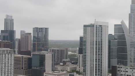 Vista-De-Cerca-De-Los-Edificios-En-El-Centro-De-Austin,-Texas-Con-Drone-Parallax-De-Izquierda-A-Derecha