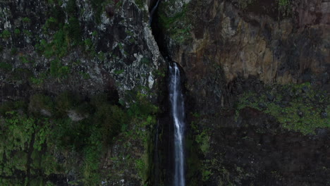 Fliegen-Sie-Hoch-über-Dem-Wasserfall-Auf-Der-Madeira-Klippe-Mit-Drohnenaufnahmen-Vom-Miradouro-Do-Véu-Da-Noiva