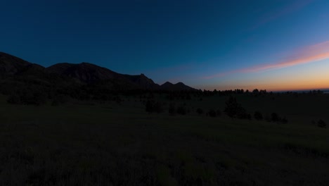 Boulder-Colorado-Sunrise-in-a-Meadow-at-the-Flat-Irons,-Rocky-Mountains