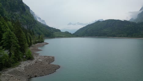 Vista-Aérea-Del-Gran-Lago-Klöntalersee,-Cantón-De-Glarus,-Suiza