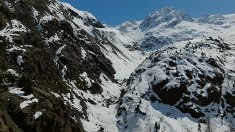 Fliegen-Sie-An-Den-Schneebedeckten-Gipfeln-Der-österreichischen-Alpen-Vorbei