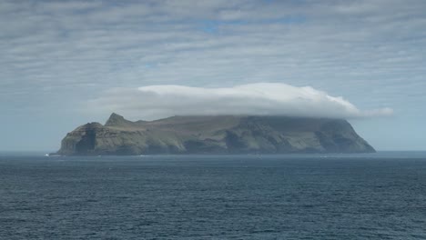 Wunderschöne-Wolkenlandschaft-über-Klippen-Auf-Der-Insel-Mykines-Auf-Den-Färöer-Inseln,-Dänemark