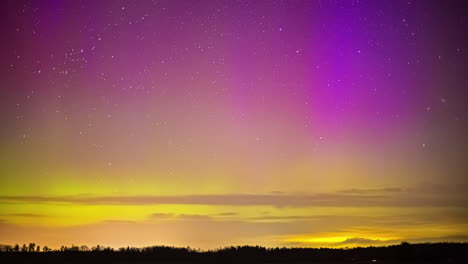 Vista-Impresionante-De-La-Colorida-Aurora-Boreal-Y-Las-Estrellas-En-El-Cielo-Por-La-Noche