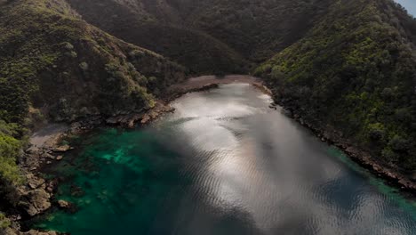 Aerial-reveal-from-Pacific-Ocean-to-scenic-Coromandel-coast,-New-Zealand