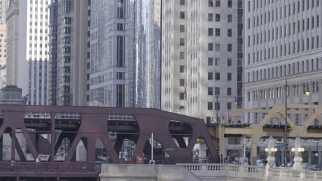 Konzept-Geschäftiges-Leben-In-Chicago,-Menschen,-Die-Auf-Brücken,-Autos-Und-Wolkenkratzern-Laufen